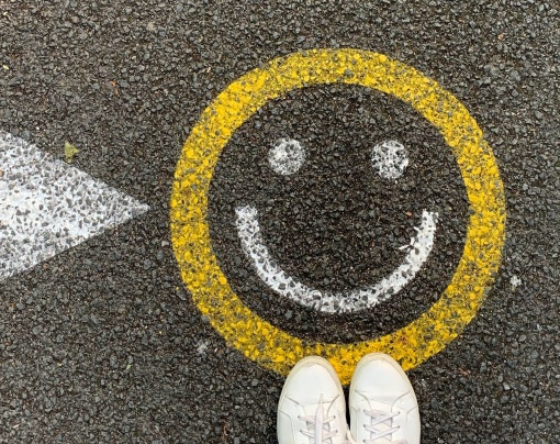 En smiley som är målad på gatan som en symbol för en lyckad medarbebetarundersökning eller pulsmätning