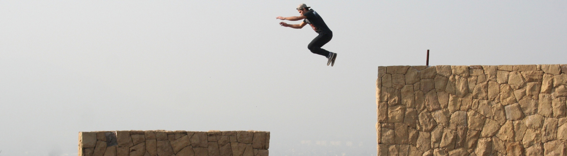 kille hoppar parkour mellan murväggar för att symbolisera en fallgrop vid varumärkesbyggande