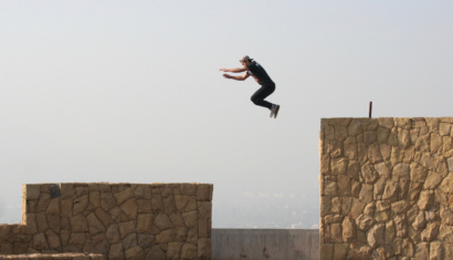 kille hoppar parkour mellan murväggar för att symbolisera en fallgrop vid varumärkesbyggande