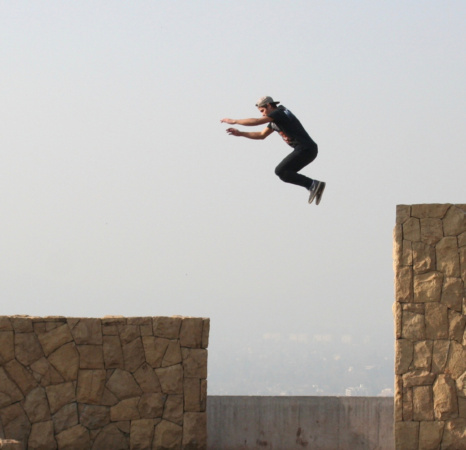 kille hoppar parkour mellan murväggar för att symbolisera en fallgrop vid varumärkesbyggande