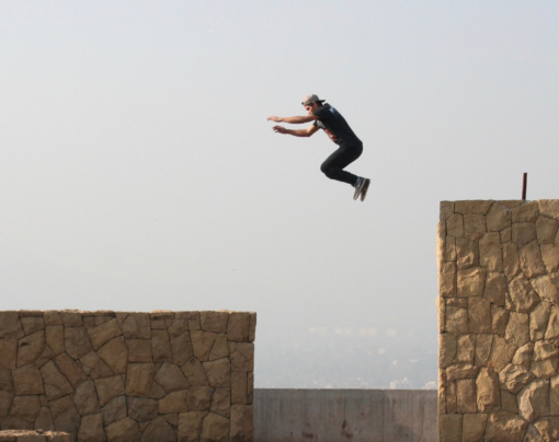 kille hoppar parkour mellan murväggar för att symbolisera en fallgrop vid varumärkesbyggande